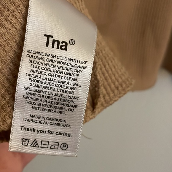 Aritzia TNA Thermal Top Size XS Excellent Condition. - Picture 7 of 7